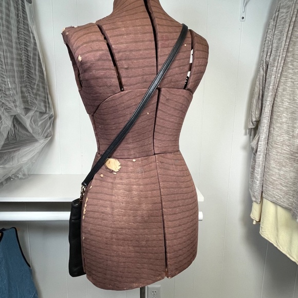 Michael Kors Black Pebbled Leather 'Hamilton' Crossbody Bag - Picture 11 of 15